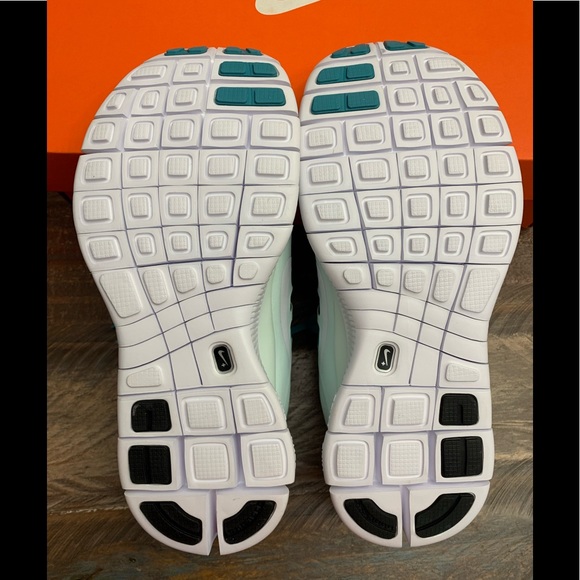 FINAL SALE Nike Free - Picture 4 of 5